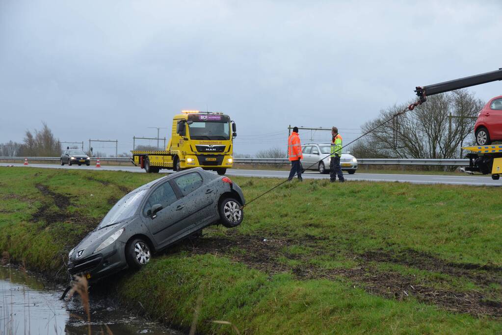 Automobilist eindigt in sloot naast snelweg