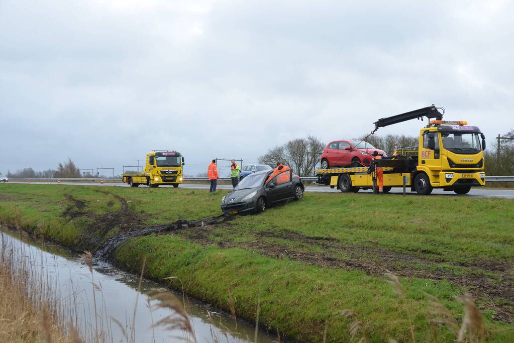 Automobilist eindigt in sloot naast snelweg
