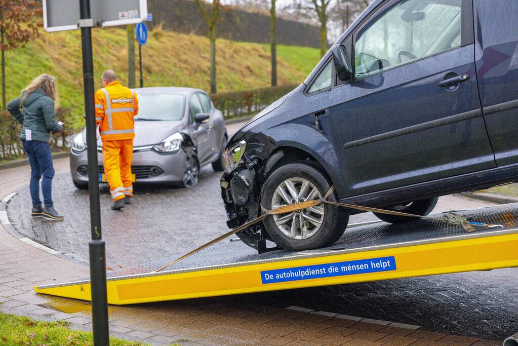Bestuurder neemt bocht te ruim en veroorzaakt botsing