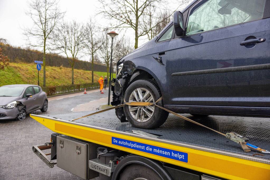 Bestuurder neemt bocht te ruim en veroorzaakt botsing