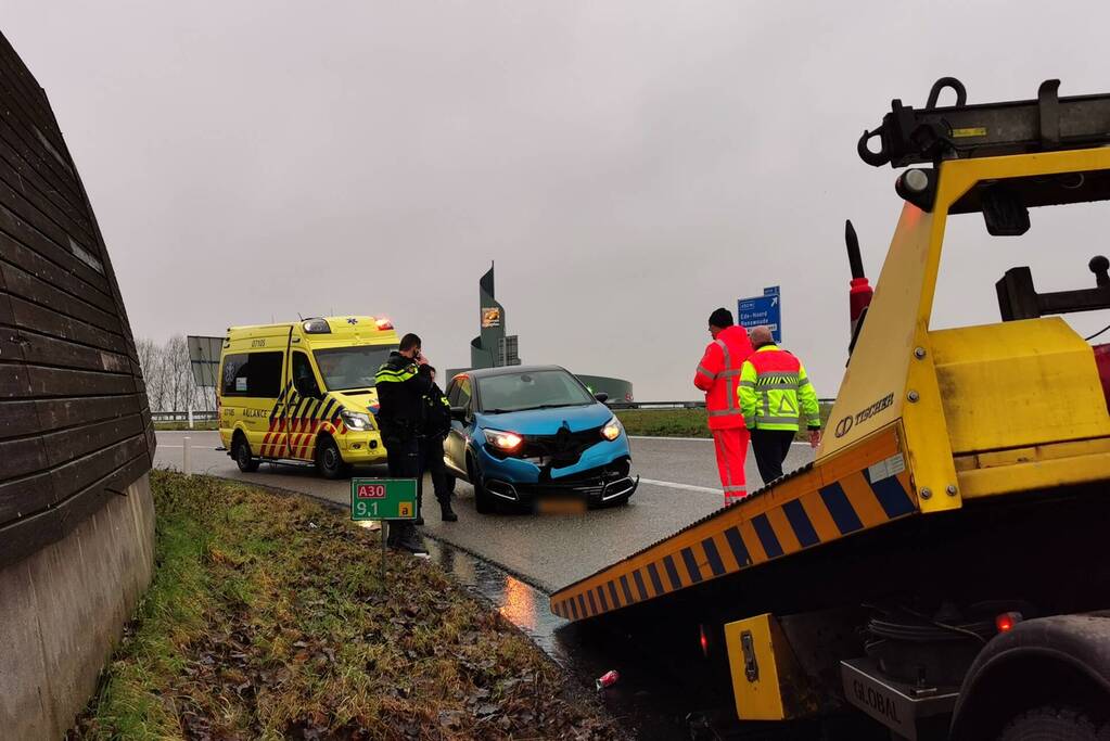 Bestuurster botst achterop aanhanger