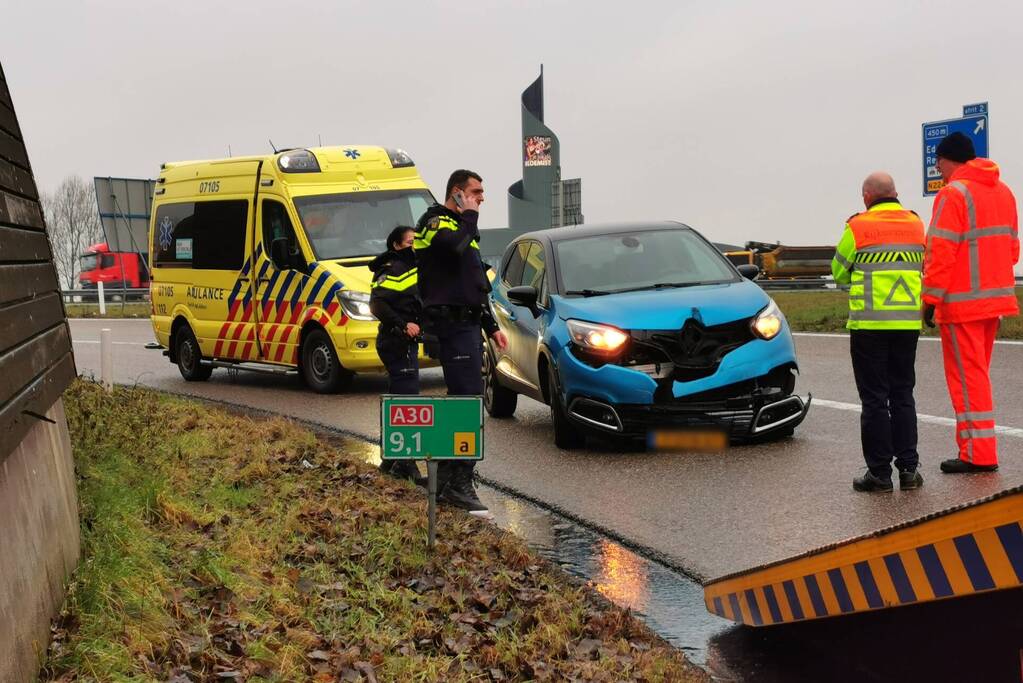 Bestuurster botst achterop aanhanger