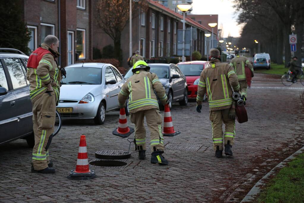 Brandweer spoelt riool na chemische lucht
