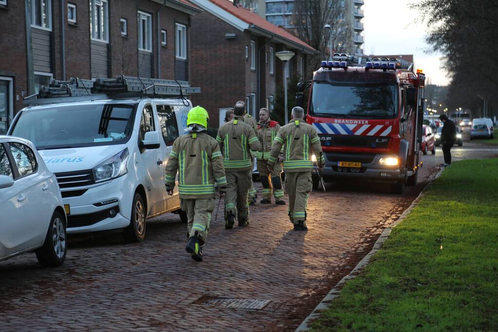 Brandweer spoelt riool na chemische lucht