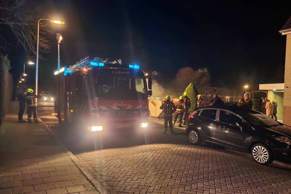 Inhoud bouwcontainer vliegt in brand