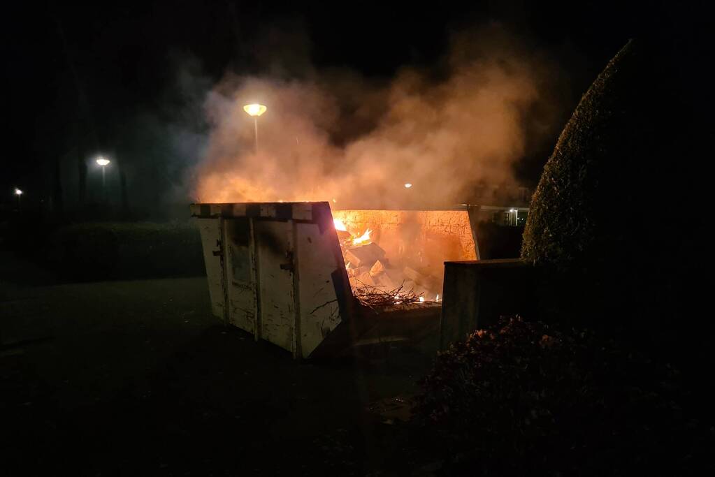 Inhoud bouwcontainer vliegt in brand