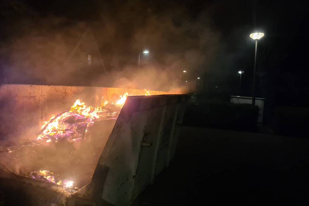 Inhoud bouwcontainer vliegt in brand