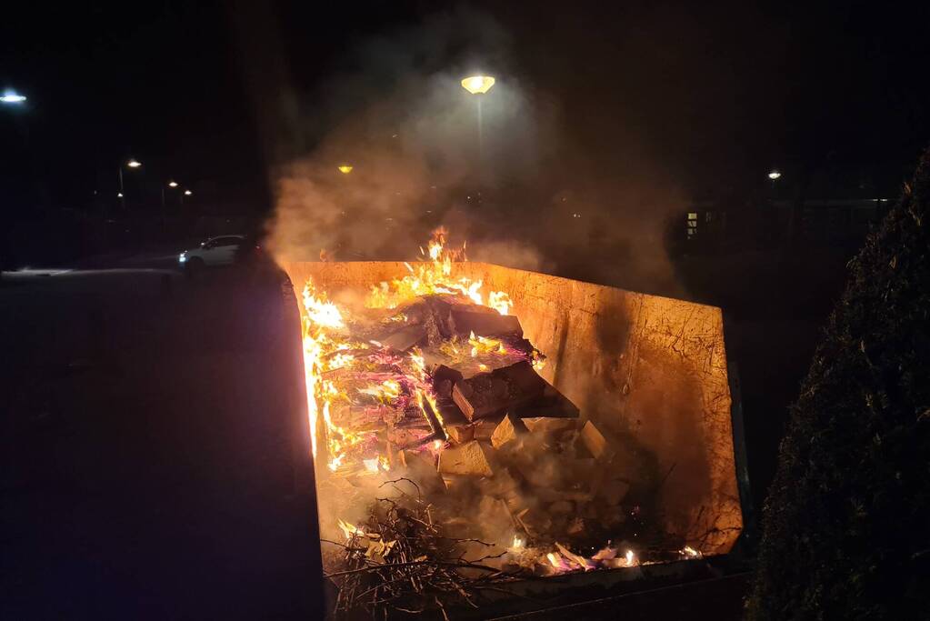 Inhoud bouwcontainer vliegt in brand