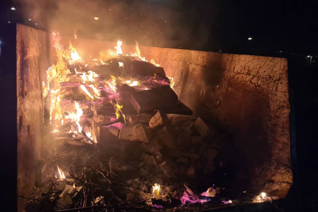 Inhoud bouwcontainer vliegt in brand