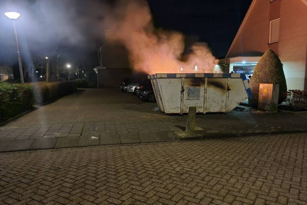 Inhoud bouwcontainer vliegt in brand