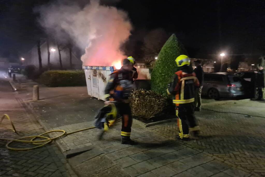 Inhoud bouwcontainer vliegt in brand