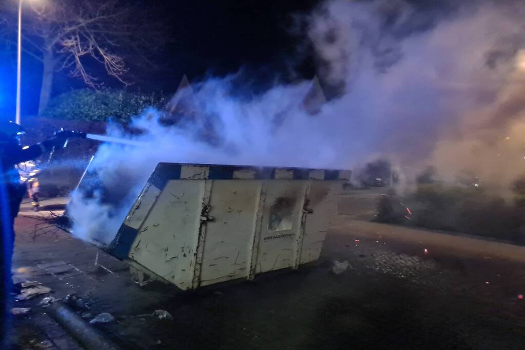 Inhoud bouwcontainer vliegt in brand