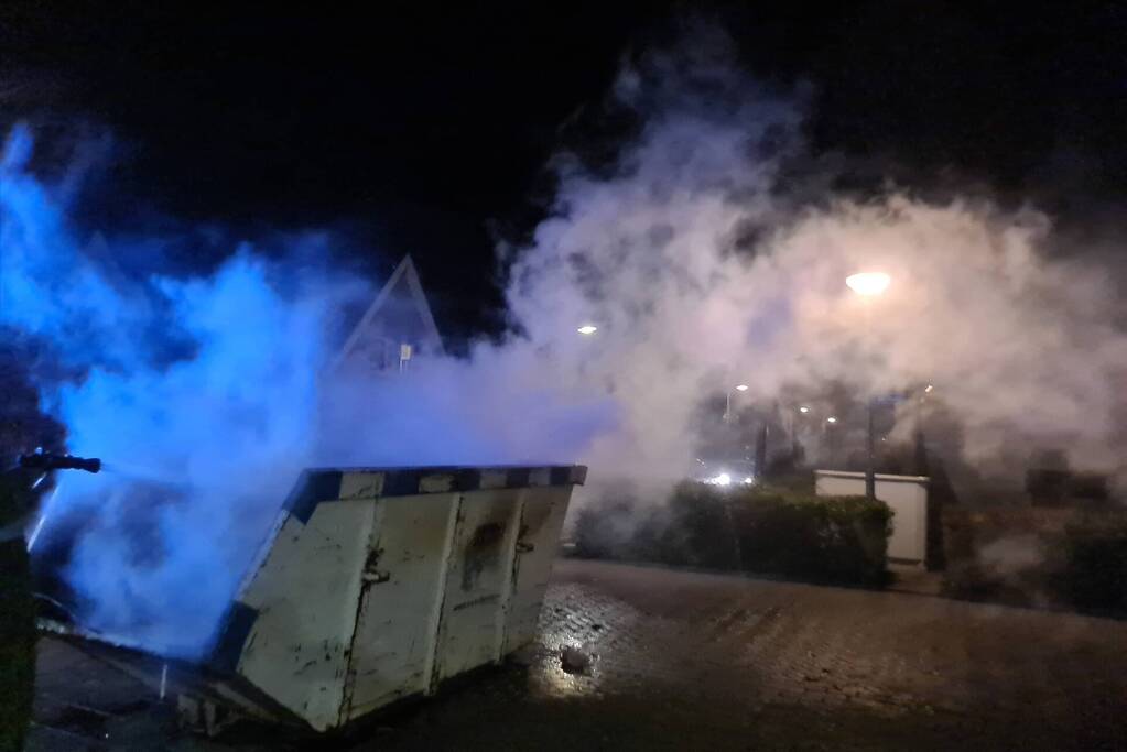 Inhoud bouwcontainer vliegt in brand