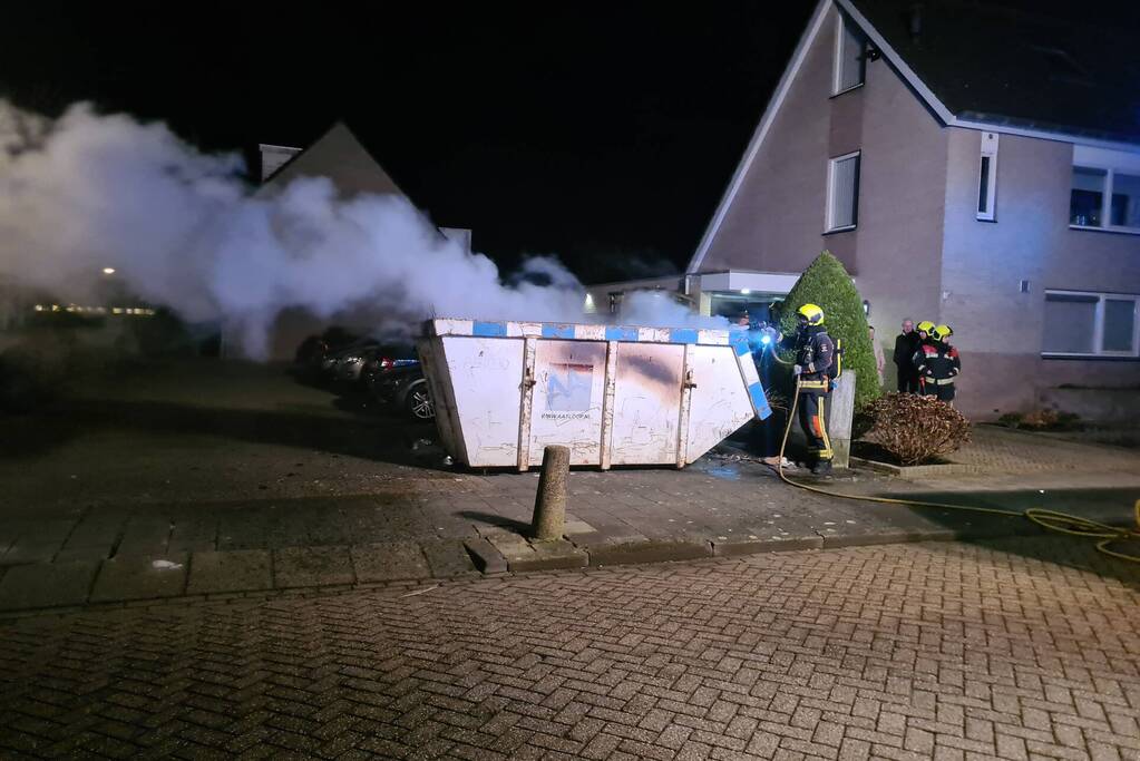 Inhoud bouwcontainer vliegt in brand