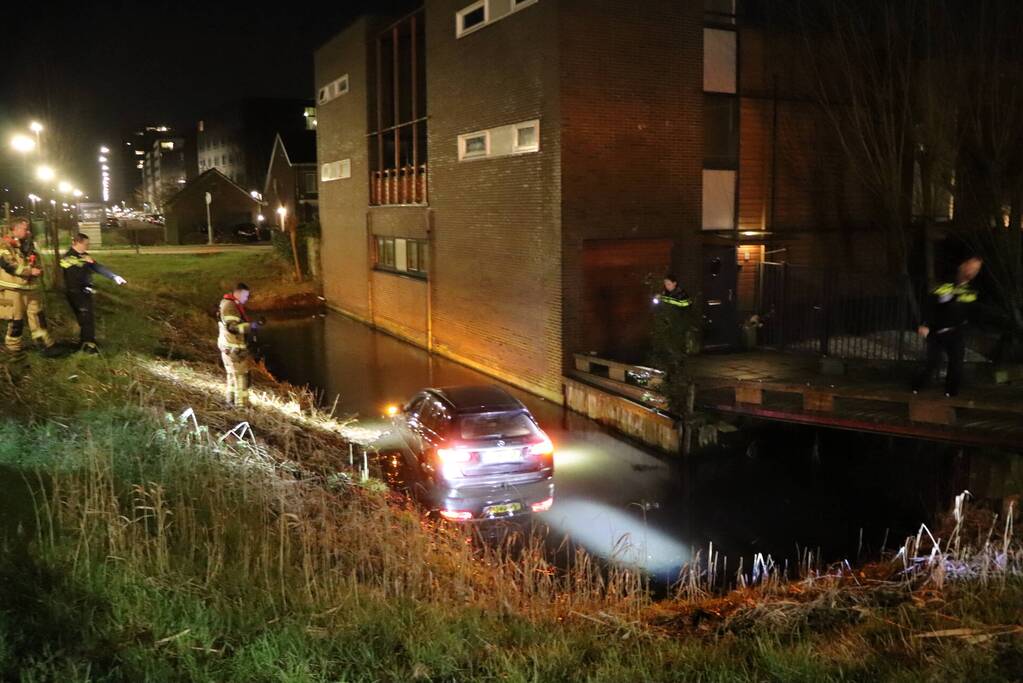 Bestuurder spoorloos na auto te water