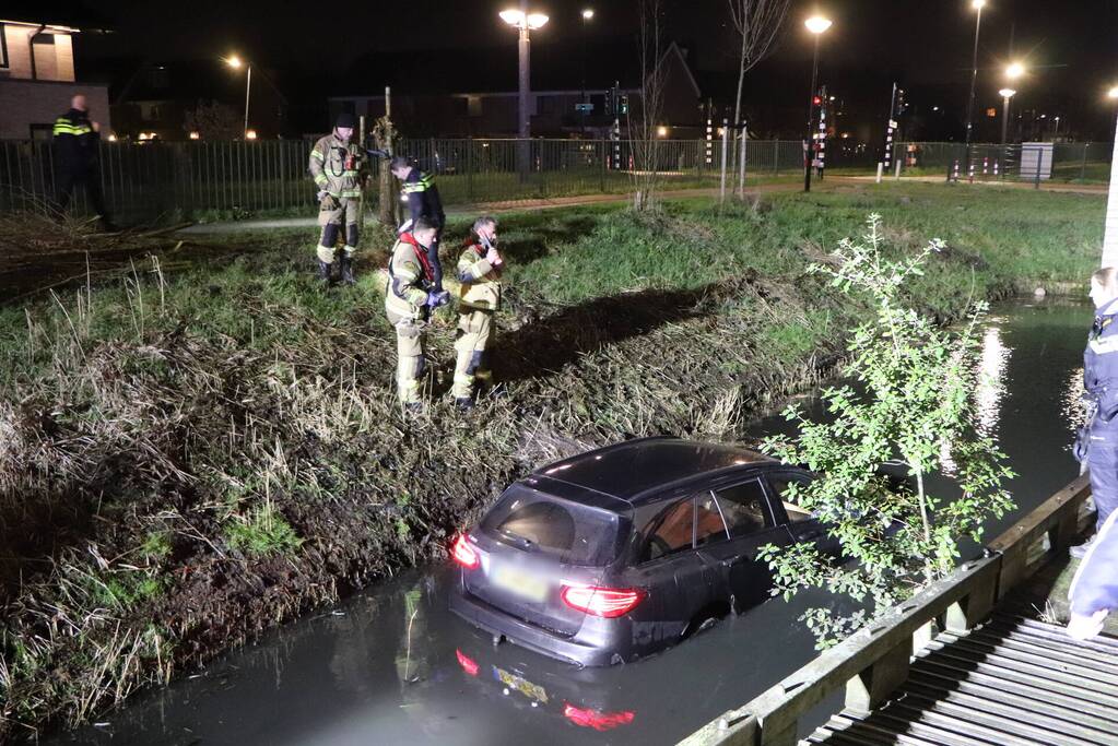 Bestuurder spoorloos na auto te water