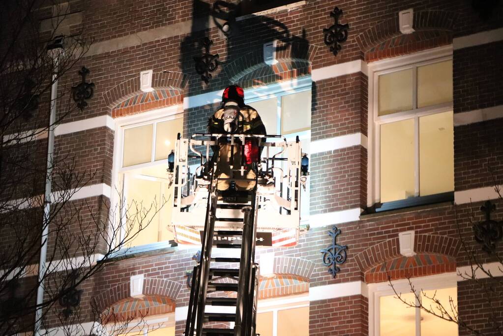 Portiekwoningen ontruimd door brand in spouwmuur