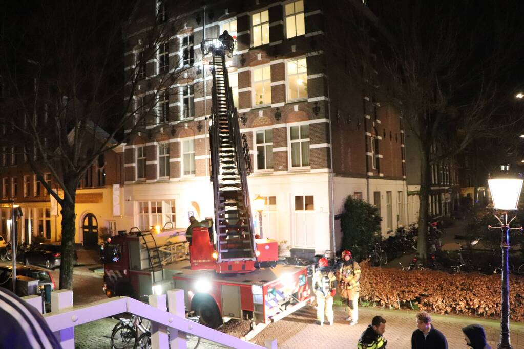Portiekwoningen ontruimd door brand in spouwmuur