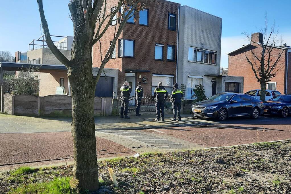 Politie en forensische specialisten doen onderzoek in woning