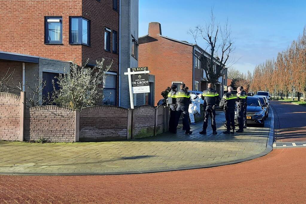 Politie en forensische specialisten doen onderzoek in woning