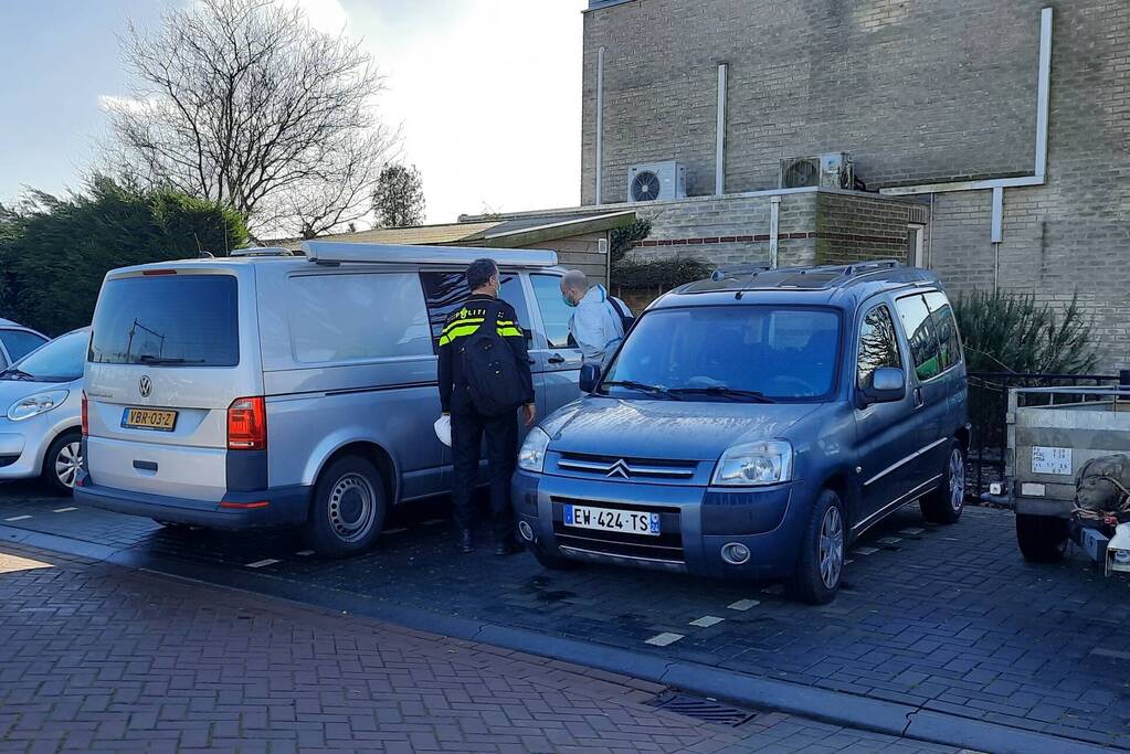 Politie en forensische specialisten doen onderzoek in woning
