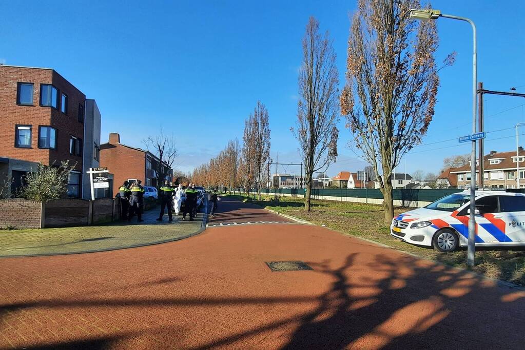 Politie en forensische specialisten doen onderzoek in woning