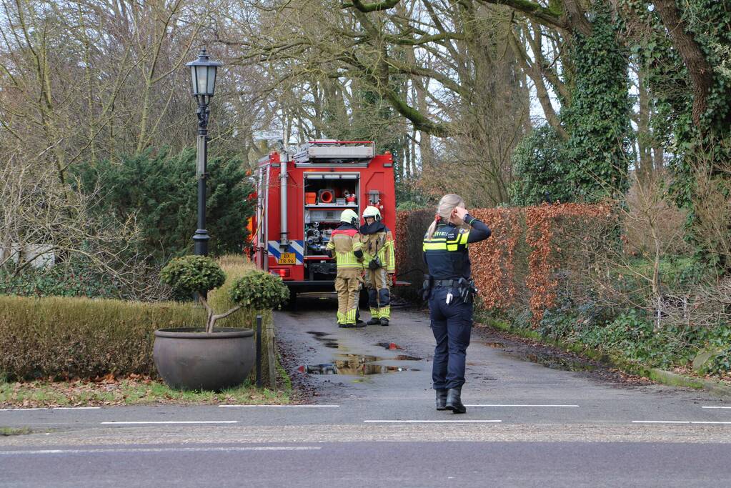 Brandweer ventileert woning na brand
