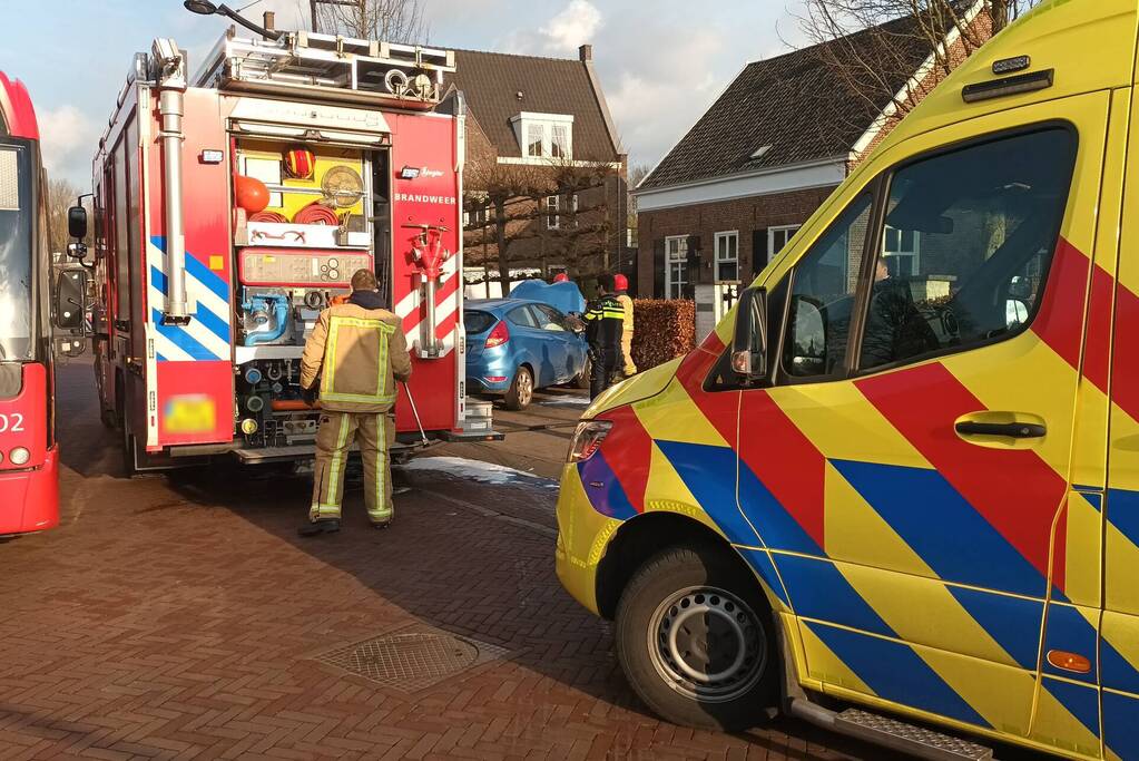 Automobilist botst tegen boom