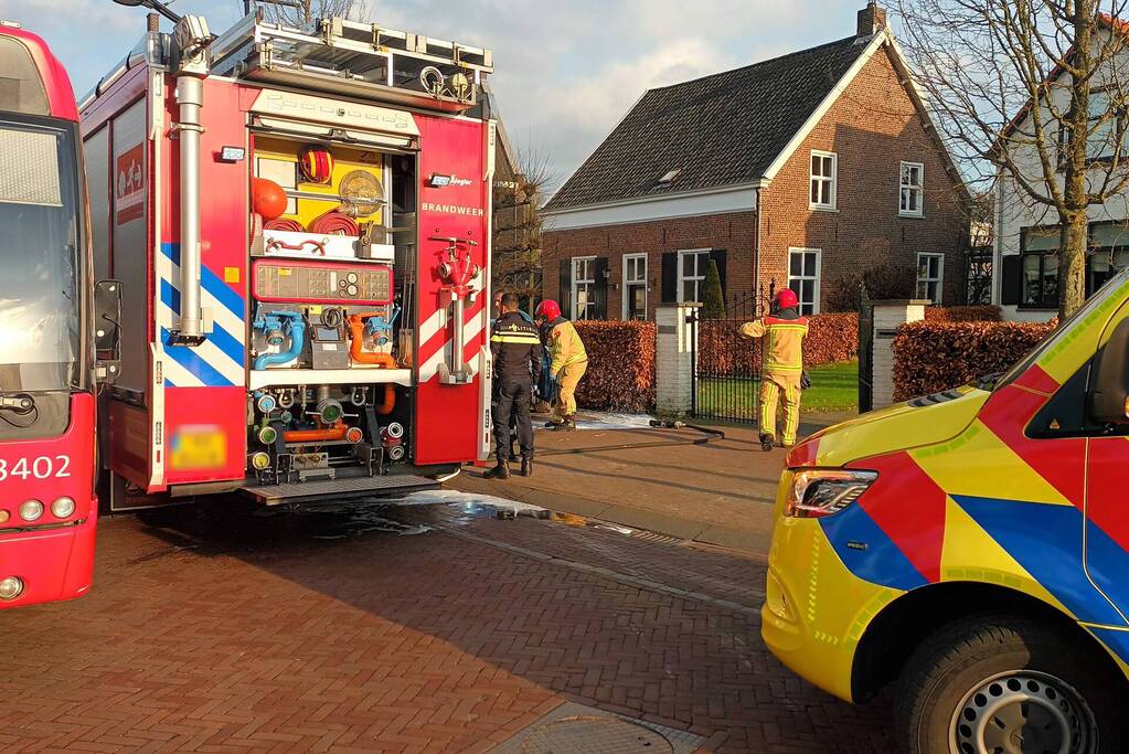 Automobilist botst tegen boom