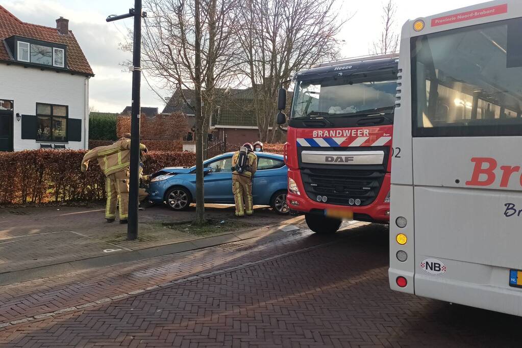 Automobilist botst tegen boom