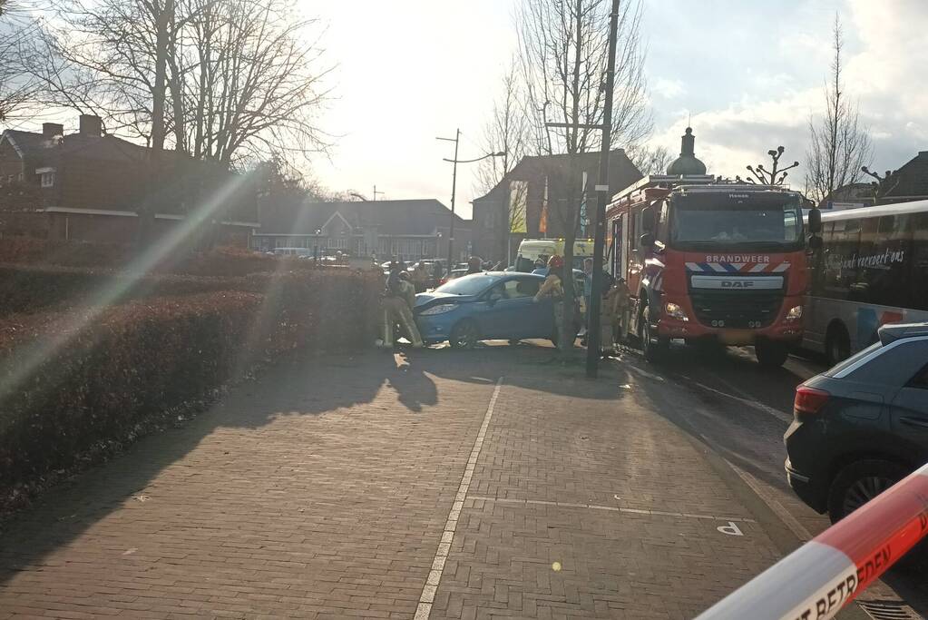 Automobilist botst tegen boom