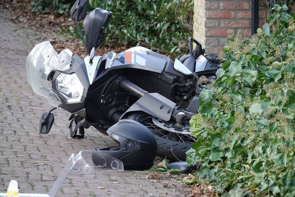 Motorrijder gewond bij aanrijding met busje