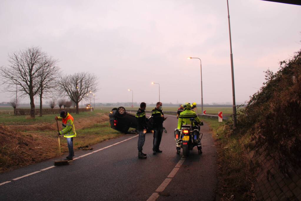 Bestuurder verliest macht over het stuur en slaat met voertuig ondersteboven