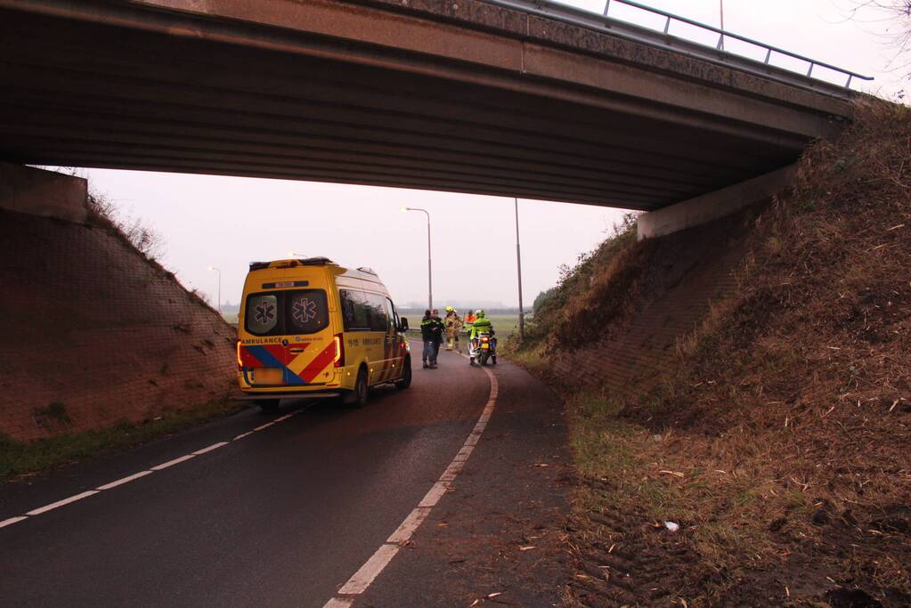Bestuurder verliest macht over het stuur en slaat met voertuig ondersteboven