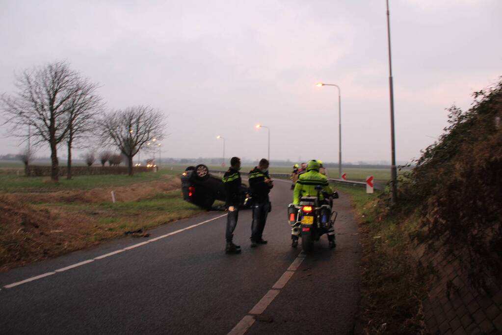 Bestuurder verliest macht over het stuur en slaat met voertuig ondersteboven