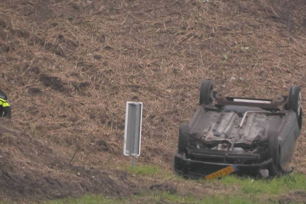 Bestuurder verliest macht over het stuur en slaat met voertuig ondersteboven