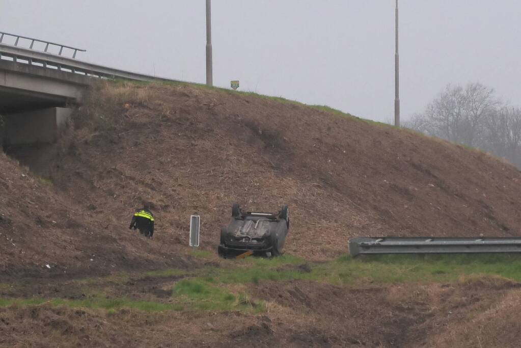 Bestuurder verliest macht over het stuur en slaat met voertuig ondersteboven
