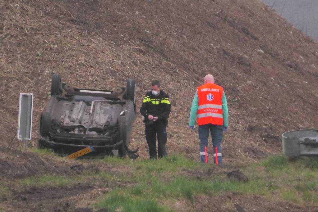Bestuurder verliest macht over het stuur en slaat met voertuig ondersteboven