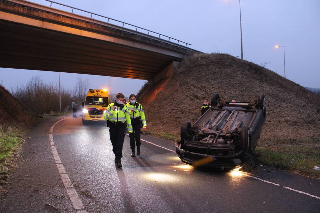 Bestuurder verliest macht over het stuur en slaat met voertuig ondersteboven