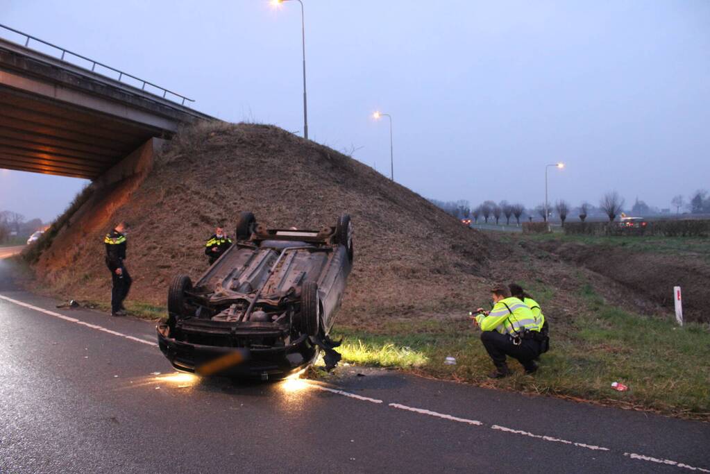 Bestuurder verliest macht over het stuur en slaat met voertuig ondersteboven