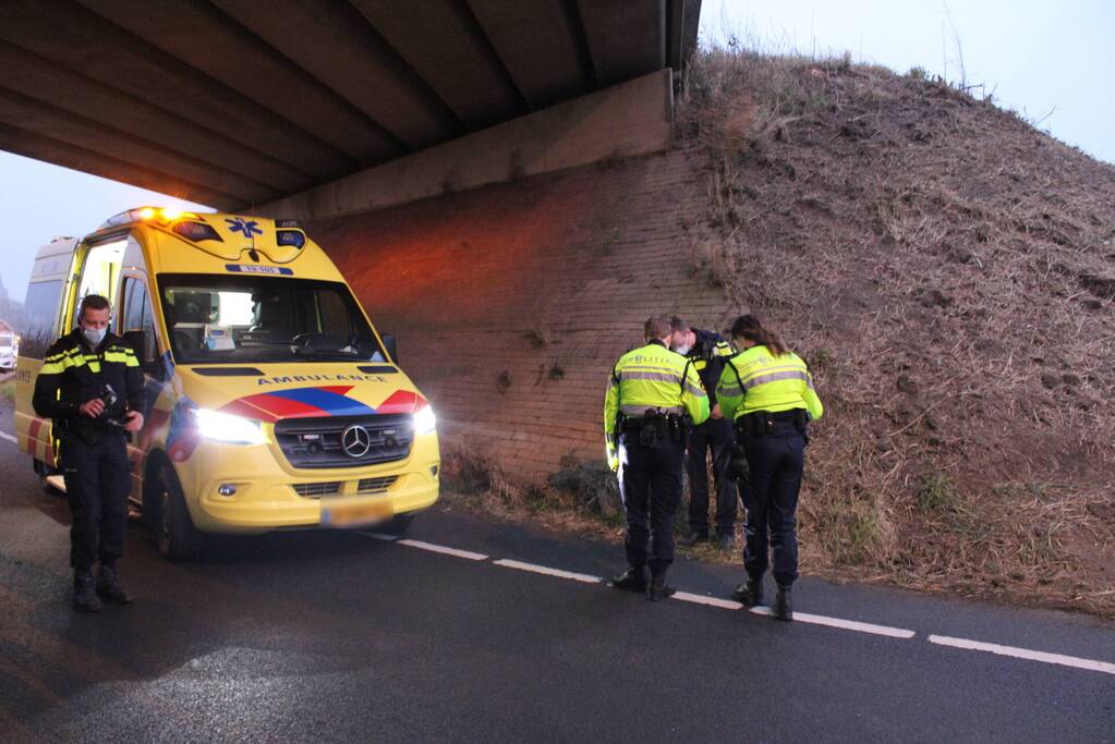Bestuurder verliest macht over het stuur en slaat met voertuig ondersteboven