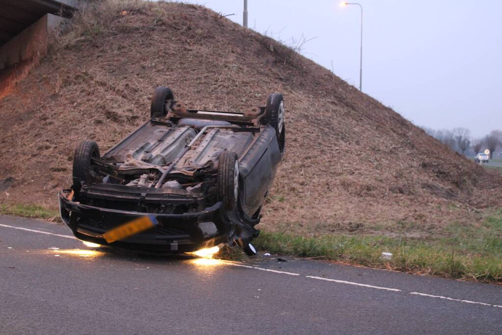 Bestuurder verliest macht over het stuur en slaat met voertuig ondersteboven