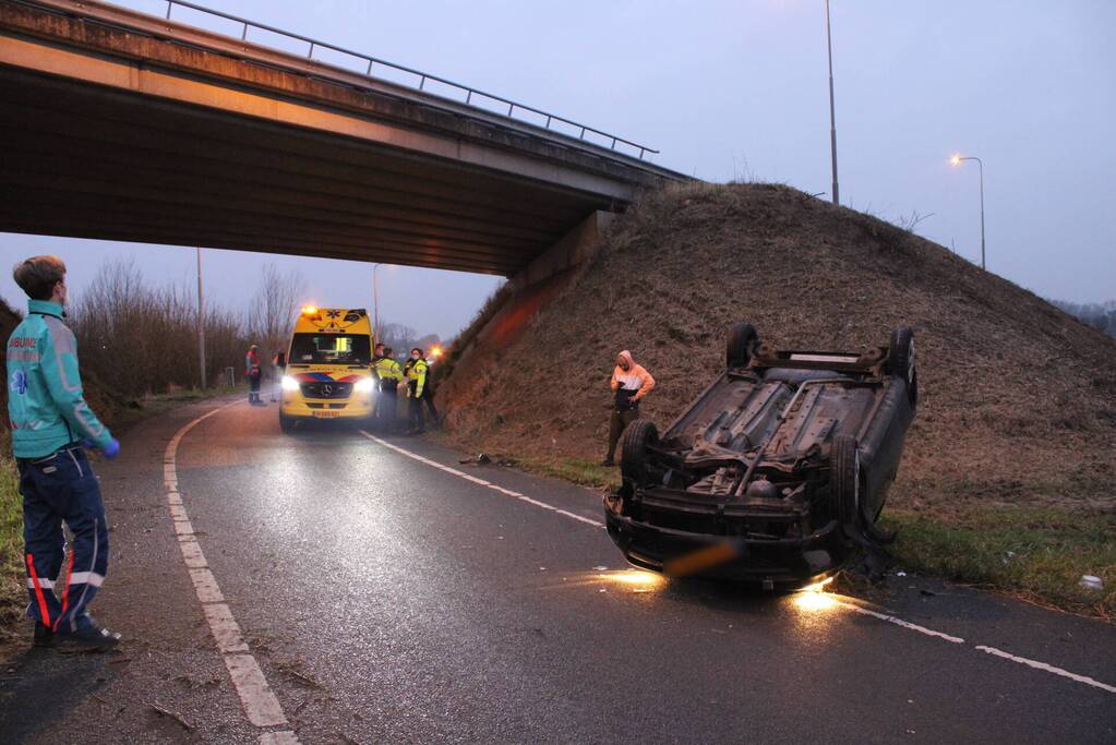 Bestuurder verliest macht over het stuur en slaat met voertuig ondersteboven