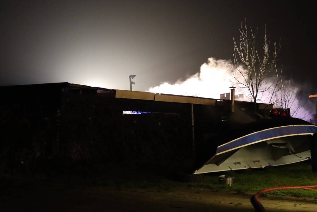 Veel rookontwikkeling bij brand in schuur