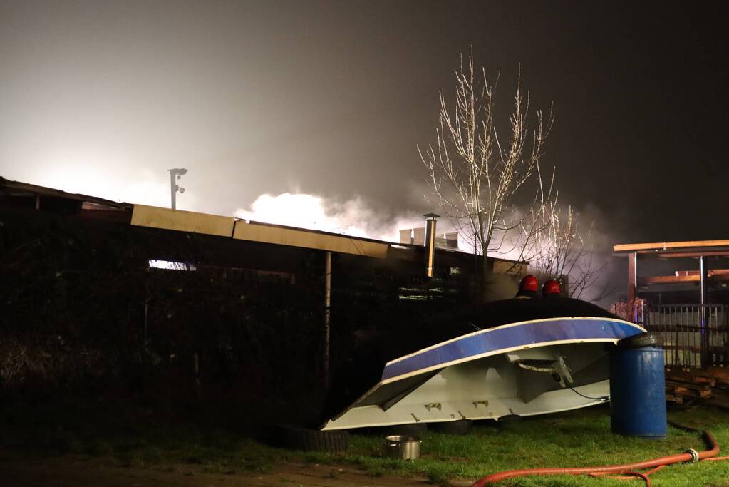 Veel rookontwikkeling bij brand in schuur