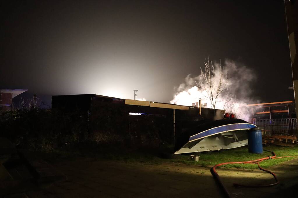 Veel rookontwikkeling bij brand in schuur