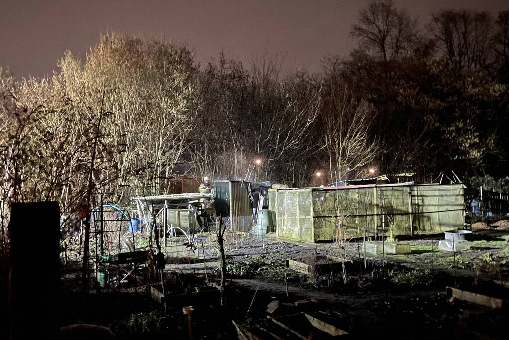 Brandweer blust brand in volkstuin