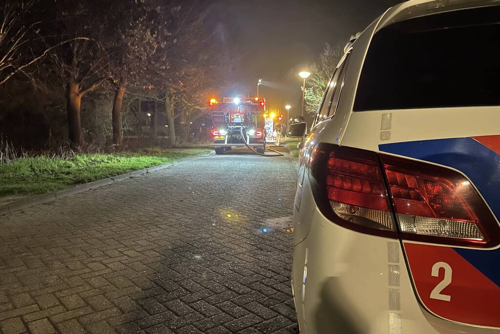Brandweer blust brand in volkstuin