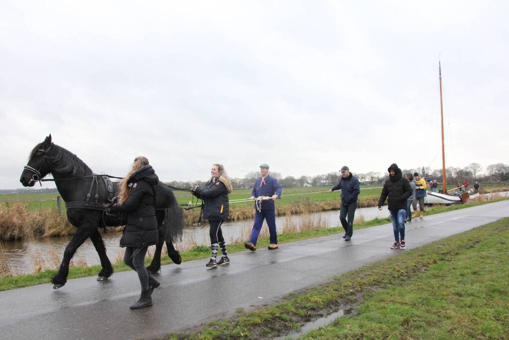 Skûtsje met paard teruggebracht naar ligplek