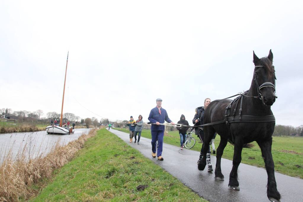 Skûtsje met paard teruggebracht naar ligplek